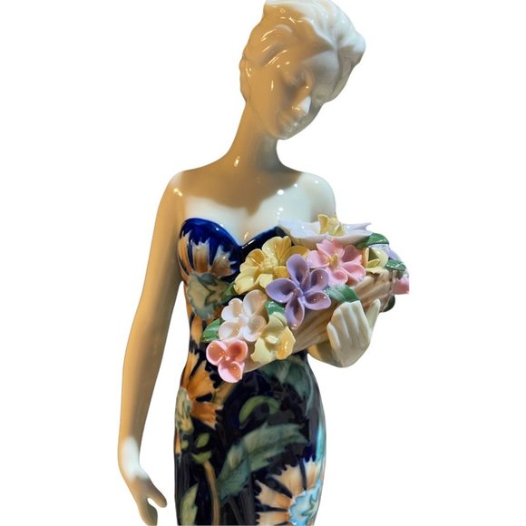 BEAUTIFUL PORCELAIN FIGURINE - FLORAL SPLENDOR II (EUC) - Picture 2 of 10